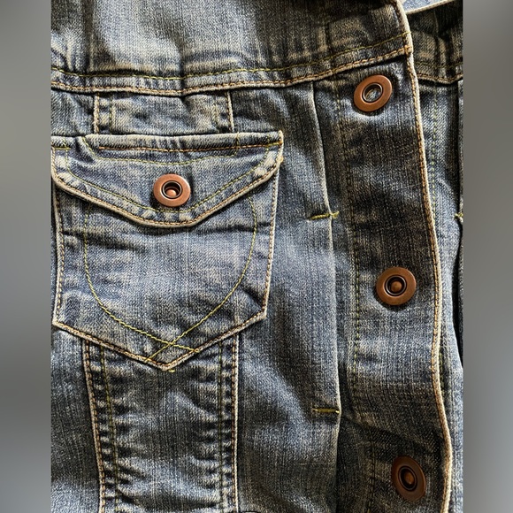 Woman’s 98% organic denim jacket with embroidered design on back, size L - Picture 3 of 9